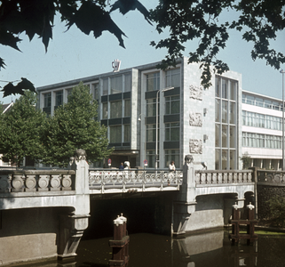 119358 Gezicht op de Willemsbrug over de Stadsbuitengracht te Utrecht, met op de achtergrond het kantoorgebouw van de ...